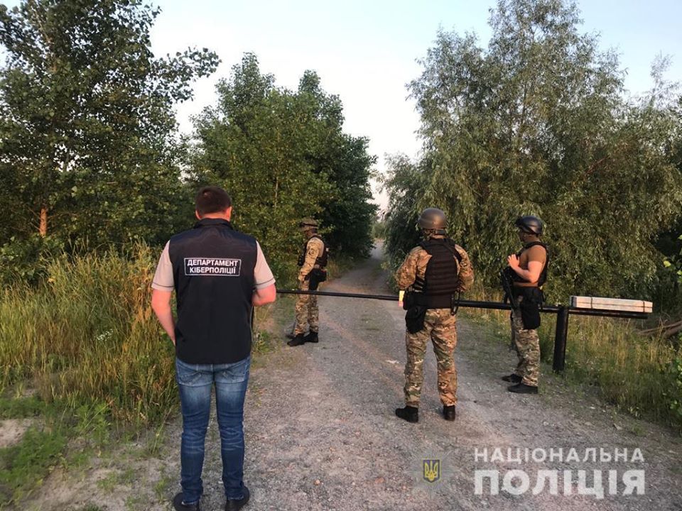 Полицейские разоблачили деятельность незаконной майнинг-фермы под Киевом. Фото: Facebook-страница полиции dqxikeidqxidqrant