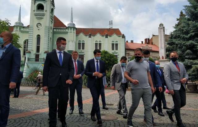 Голова Верховної Ради Дмитро Разумков прогулявся Мукачевом ... dqxikeidqxidqeant