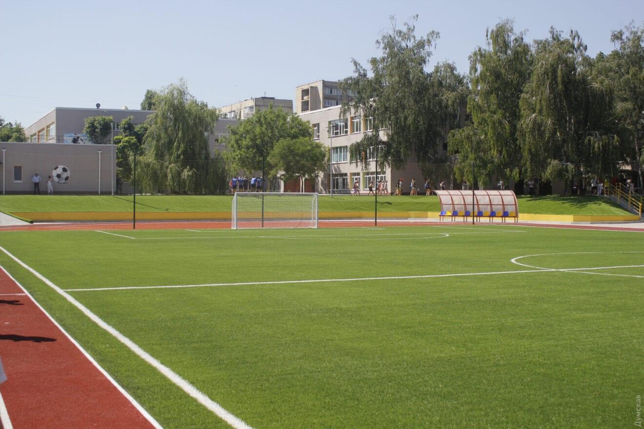 Под Одессой затопило стадион, который открыл Зеленский. Фото dqxikeidqxidqrant