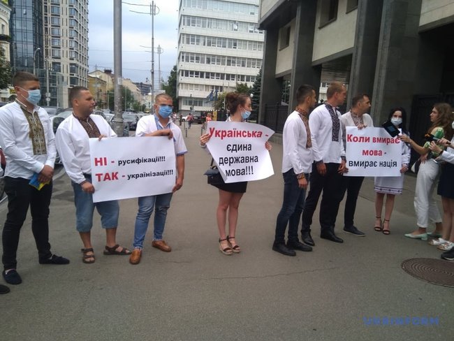 Депутаты Ивано-Франковского горсовета пришли под КСУ поддержать закон о языке 02 Депутаты Ивано-Франковского горсовета пришли под КСУ поддержать закон о языке 02 dqxikeidqxidqrant