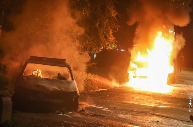 Сербы пошли на штурм парламента из-за усиления карантина 02 dqxikeidqxidqeant