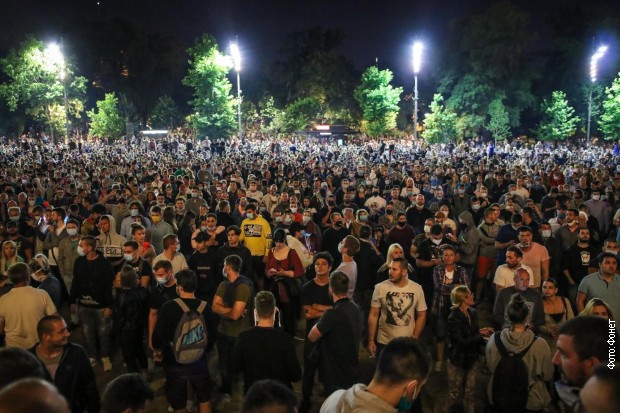 Сербы пошли на штурм парламента из-за усиления карантина 05