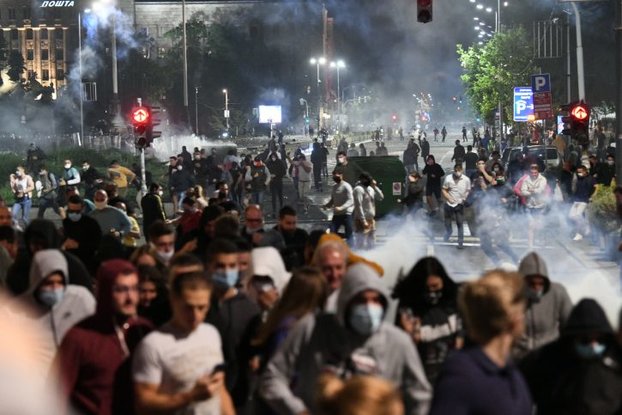 Сербы пошли на штурм парламента из-за усиления карантина 08