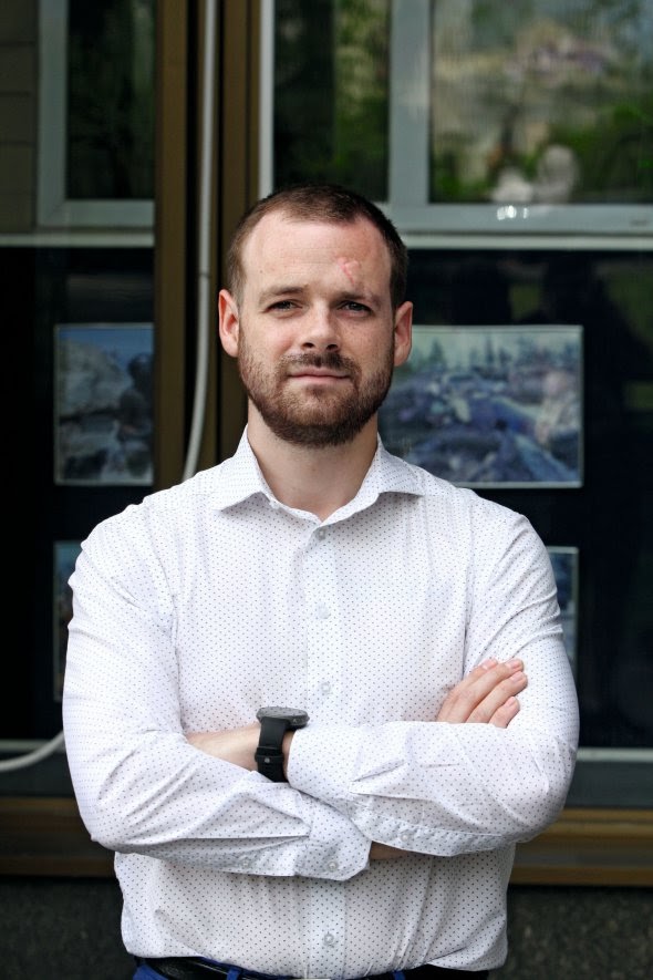 Євген КРАПИВІН, 26 років, юрист. Народився 22 січня 1994-го в Миколаєві. Батьки – інженери в галузі кораблебудування. Закінчив Академію адвокатури України за спеціальністю ”правознавство”. Водночас працював в організації, що спеціалізується на моніторингу діяльності органів правопорядку в Україні. Із 2014 року – експерт Реанімаційного пакета реформ. Долучався до реформи поліції, брав участь у підготовці законопроєктів, працював із комітетом Верховної Ради з питань правоохоронної діяльності. 2019-го – спеціаліст в Експертному центрі з прав людини, готував аналітику у сфері кримінальної юстиції. З початку 2020-го працює в Центрі політико-правових реформ, відповідає за напрямок кримінальної юстиції. Слухає класичну музику, любить біографічні фільми. Захоплюється бігом, їздить на велосипеді. Розлучений. Дітей не має dqxikeidqxidqrant