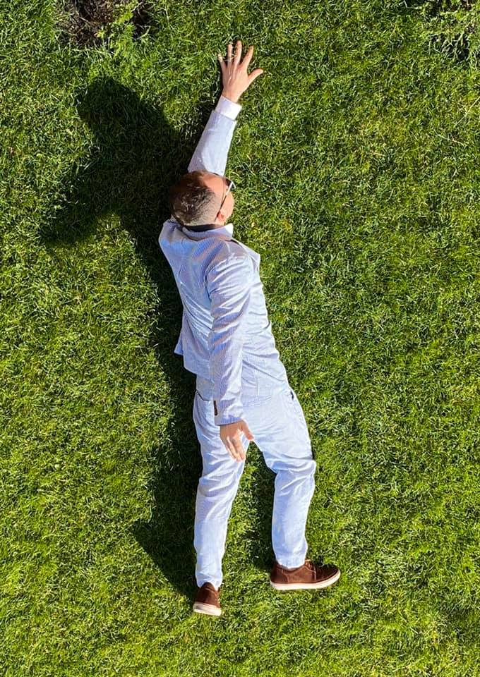 Малюська показал как он мечтает о работе, пока купается в зелени. Фото: Фейсбук dqxikeidqxidqeant