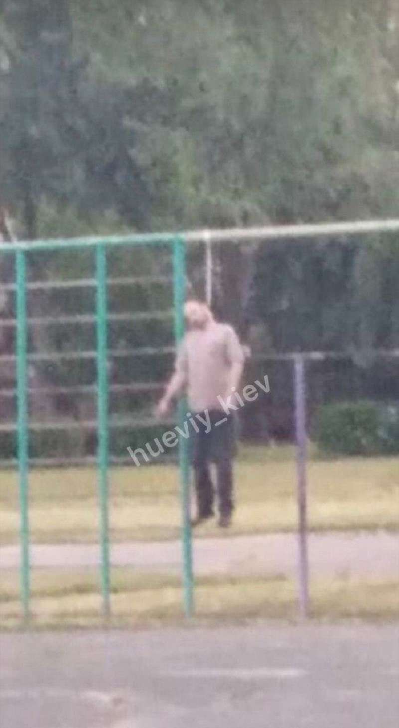 В Киеве мужчина повесился на школьной спортивной площадке - 1 - изображение dqxikeidqxidqeant