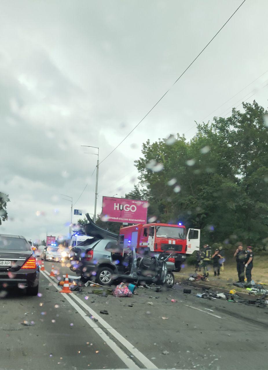 Обломки автомобилей разлетелись по всей проезжей части. Фото: Страна dqxikeidqxidqrant