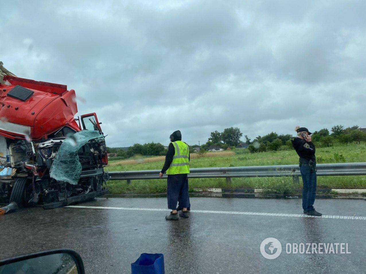 Под Киевом фура попала в страшное ДТП. Фото последствий