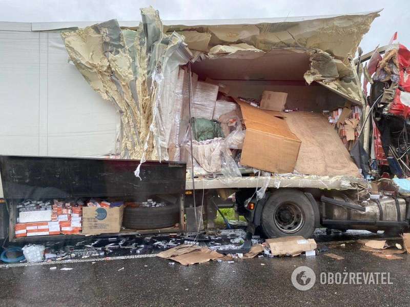 Под Киевом фура попала в страшное ДТП. Фото последствий