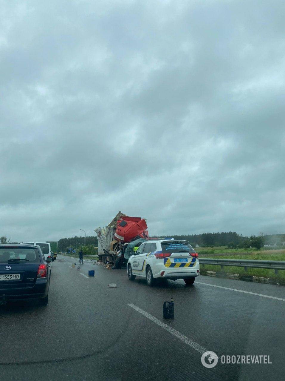 Под Киевом фура попала в страшное ДТП. Фото последствий
