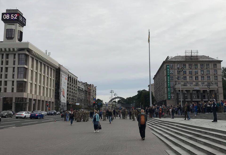 В Україні народ живе сам на сам з війною! Ганьба владі! dqxikeidqxidqrant