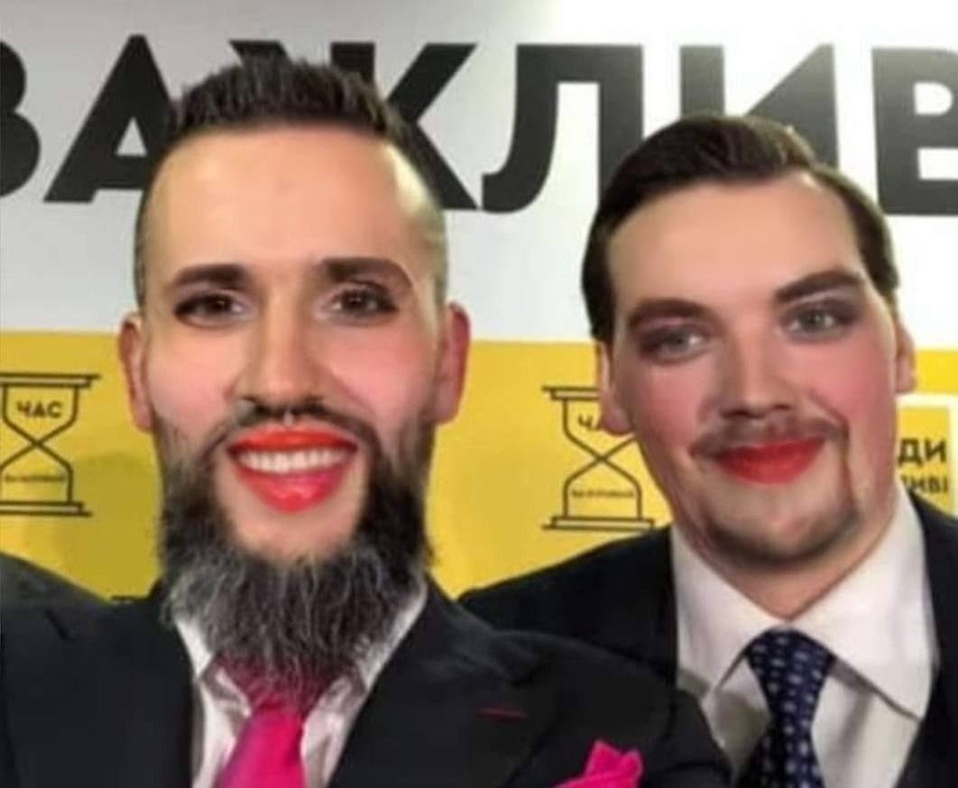 Фотоколаж із телеграм-каналу «Темный рыцарь». Один із улюблених способів дискредитації високопосадовців – звинувачення в їхній нетрадиційній орієнтації. Наприклад, «Темный рыцарь» неодноразово називав «піда*асами» прем’єр-міністра Олексія Гончарука, голову Державної митної служби Максима Нефьодова, генерального прокурора Руслана Рябошапку та очільника НАБУ Артема Ситника dqxikeidqxidqeant