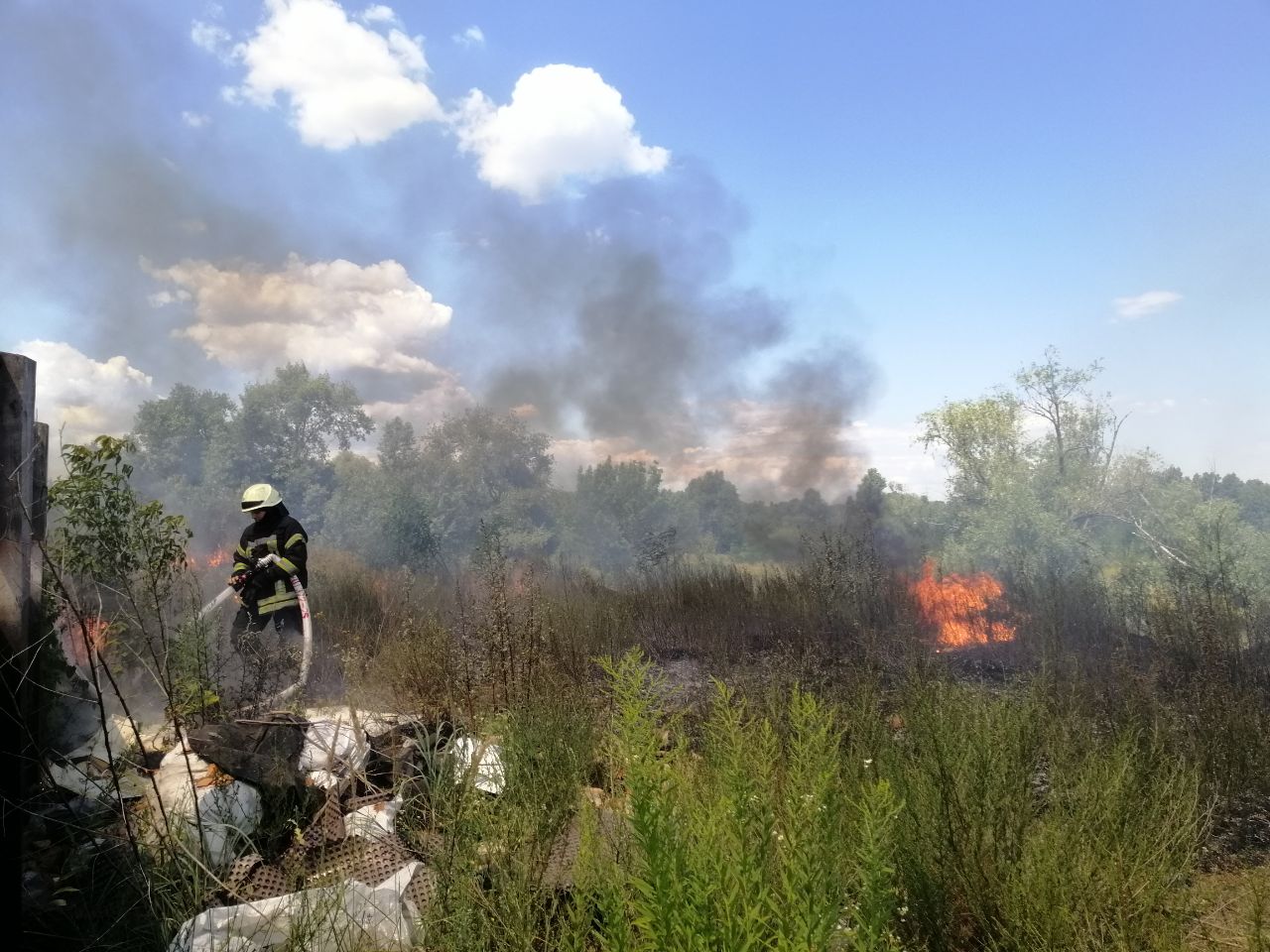 В Киеве на Оболони мужчина устроил масштабный пожар посреди поля. Фото: ГСЧС dqxikeidqxidqrant