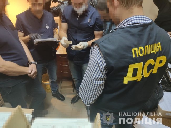 За 2 суток на взятках поймали 9 чиновников, - полиция 03 За 2 суток на взятках поймали 9 чиновников, - полиция 03