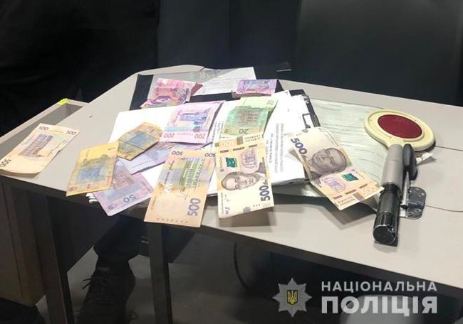 За 2 суток на взятках поймали 9 чиновников, - полиция 04 За 2 суток на взятках поймали 9 чиновников, - полиция 04
