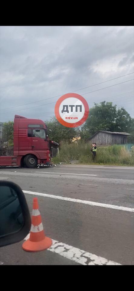 Фура и легковушка столкнулись в Семиполках под Киевом, есть погибшие 02 Фура и легковушка столкнулись в Семиполках под Киевом, есть погибшие 02