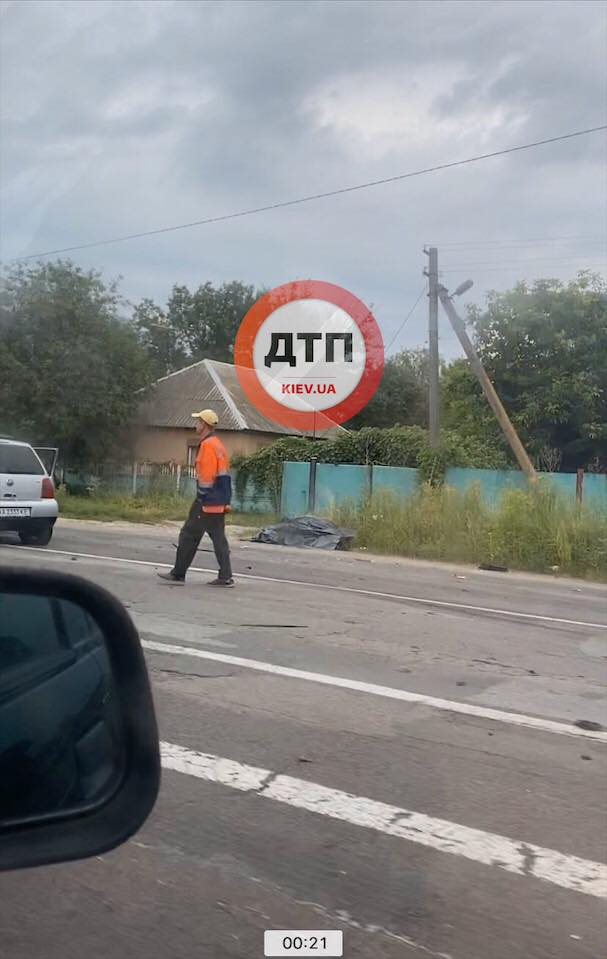 Фура и легковушка столкнулись в Семиполках под Киевом, есть погибшие 03 Фура и легковушка столкнулись в Семиполках под Киевом, есть погибшие 03