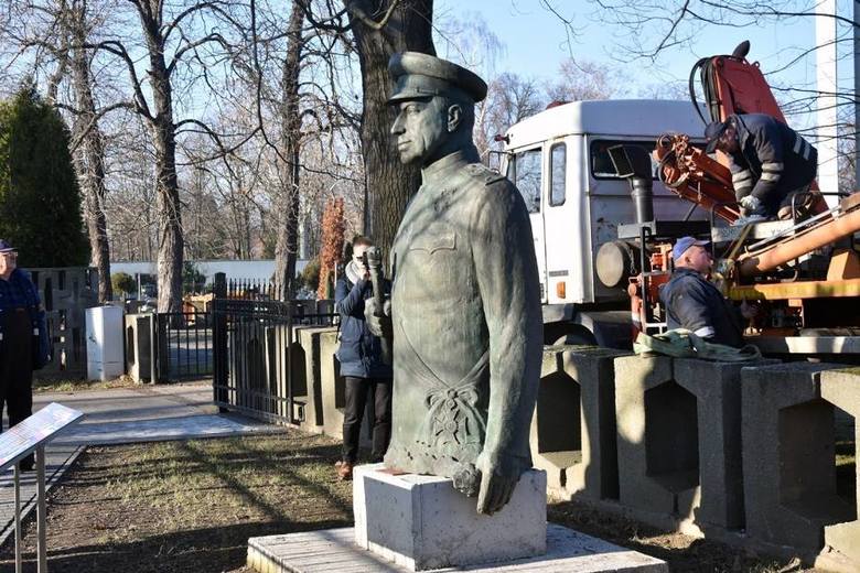 памятник dqxikeidqxidqeant