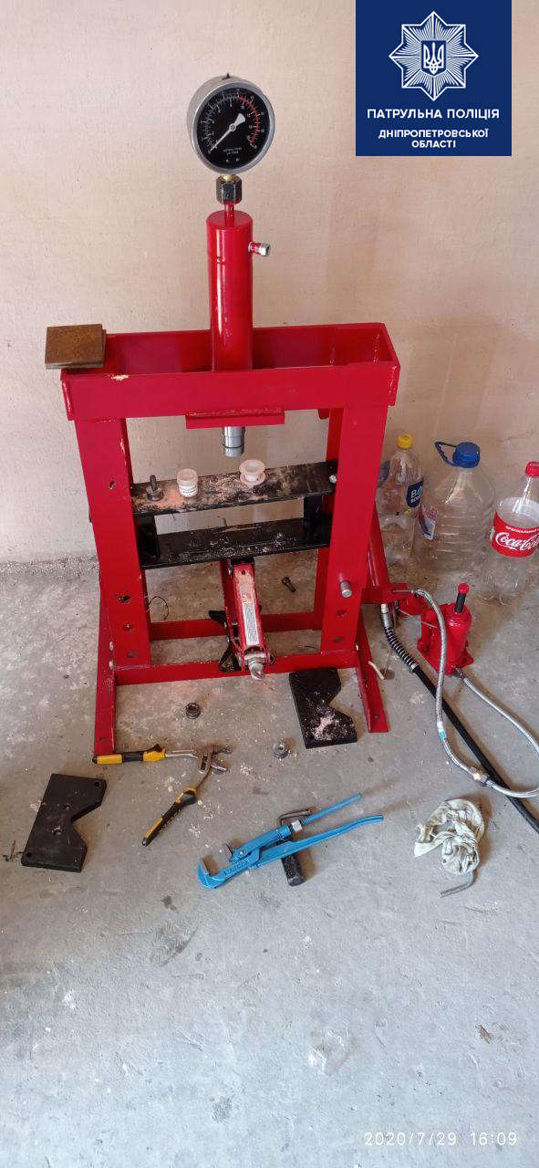 В Днепре наркоторговец сам вызвал полицию. Фото: Нацполиция dqxikeidqxidqeant