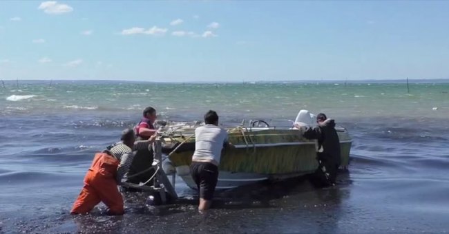 Оккупанты вытащили из Керченского пролива бронемашину, затонувшую больше недели назад 01 Оккупанты вытащили из Керченского пролива бронемашину, затонувшую больше недели назад 01 dqxikeidqxidqeant