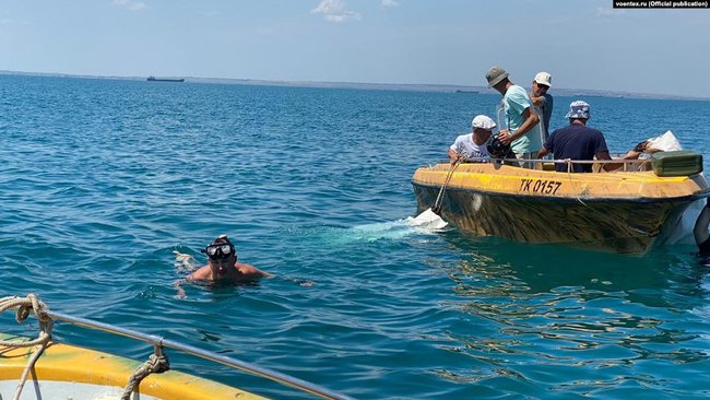 Оккупанты вытащили из Керченского пролива бронемашину, затонувшую больше недели назад 02 Оккупанты вытащили из Керченского пролива бронемашину, затонувшую больше недели назад 02