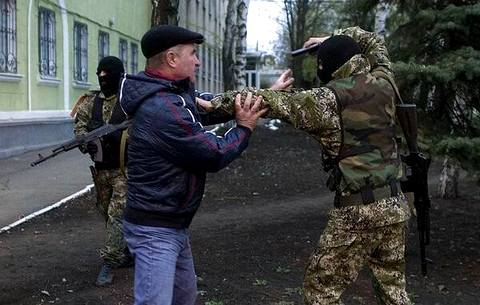 «Сторонник федерализации» (справа) разговаривает с жителем Краматорска (фото Илья Питалев/Ъ) Від користувача Твітера @adagamov dqxikeidqxidqeant