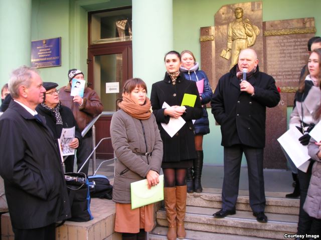 Відкриття меморіальної дошки (в центрі літературознавець Микола Жулинський) dqxikeidqxidqeant