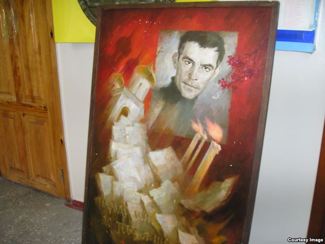 Портрет Стуса в університетському коридорі