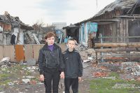 Анна с сыном у руин дома. Её семья чудом осталась в живых. dqxikeidqxidqrant