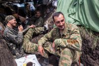 Добровольцы и ополченцы в одном строю.