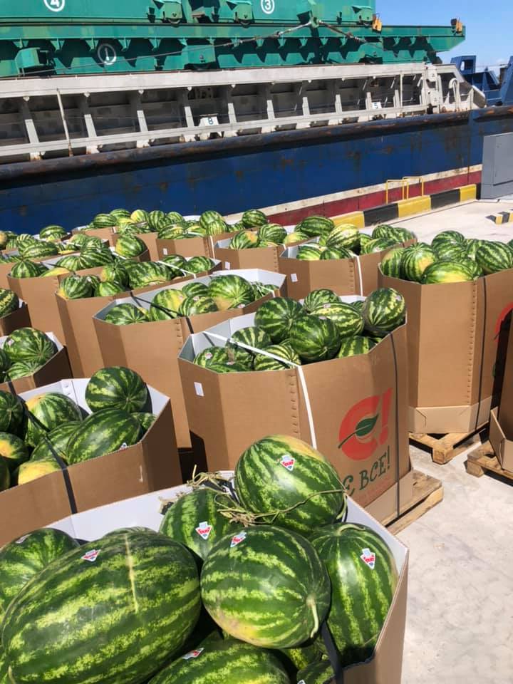 Баржа с арбузами