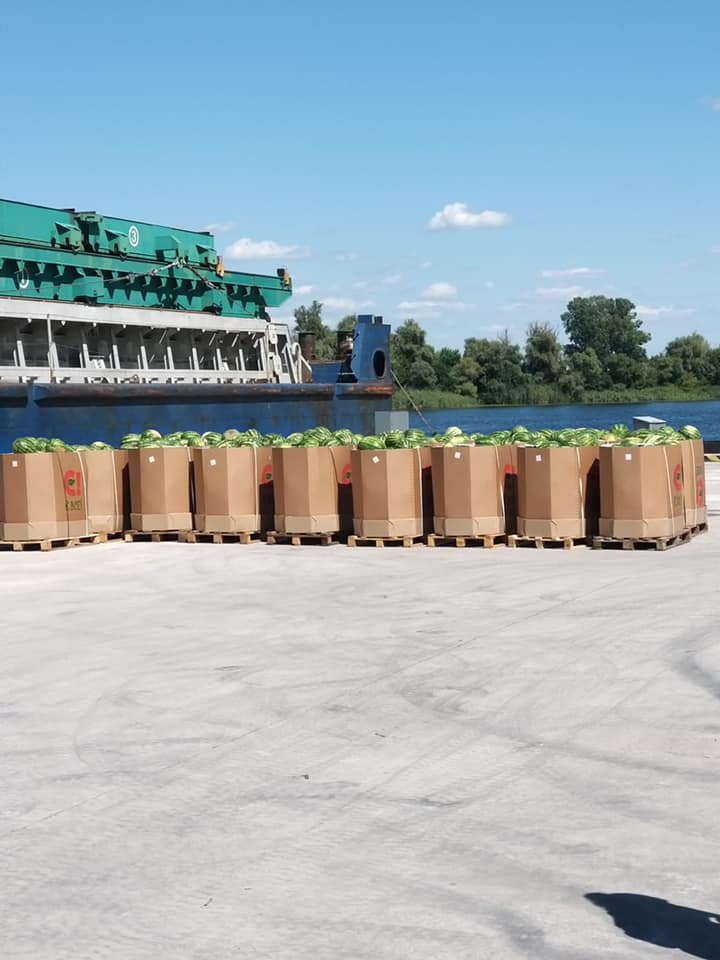 Баржа с арбузами