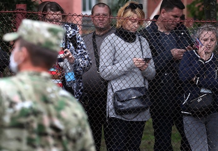 Люди збираються поблизу в’язниці, де утримуються їхні родичі, які брали участь в акціях протесту