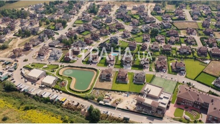 На территории городка есть озеро и собственная школа dqxikeidqxixqant