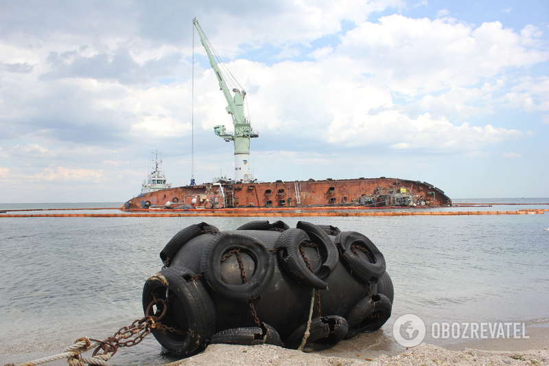 Для того, чтобы повернуть танкер на бок пришлось приложить немалых усилий