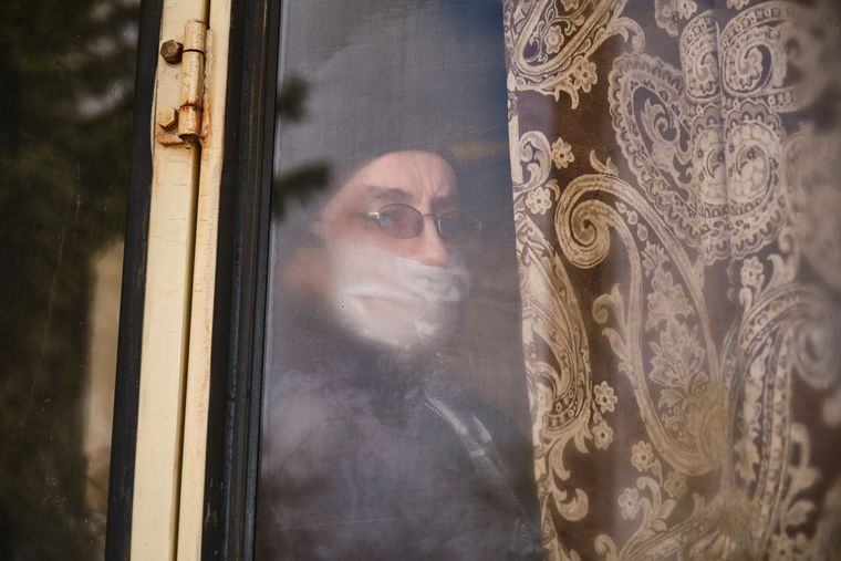 Обмененный узник во время сидит в автобусе во время обмена пленных между украинскими военными и пророссийскими боевиками, недалеко от пункта пропуска Майорское у оккупированного боевиками города Горловка, Донецкая область, Украина, 16 апреля 2020 года