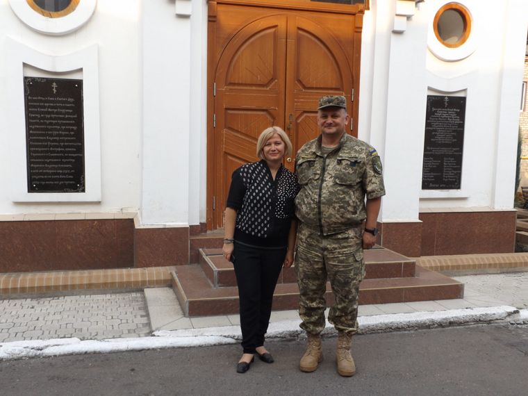 Полковник Руслан Беленко начальник Бахмутского Учреждения исполнения наказаний № 6 в Донецкой области в 2015—2016 годах с уполномоченной президента Украины по мирному урегулированию ситуации в Донецкой и Луганской областях (2014−2019) Ириной Геращенко