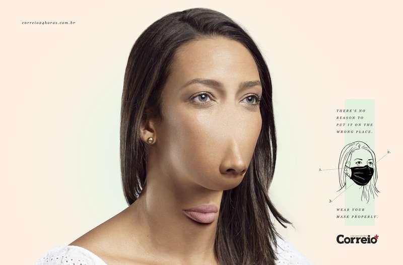 Девушка, которая носит маску на подбородке