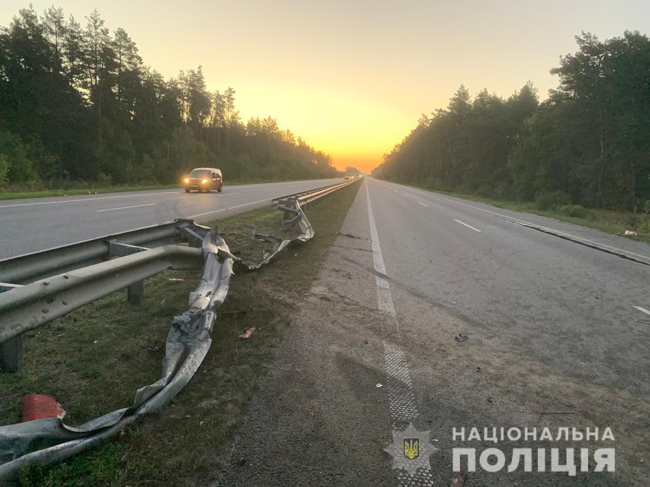 Поврежденный отбойник.