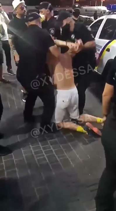 Копы скрутили парня без маски. dqxikeidqxidqeant