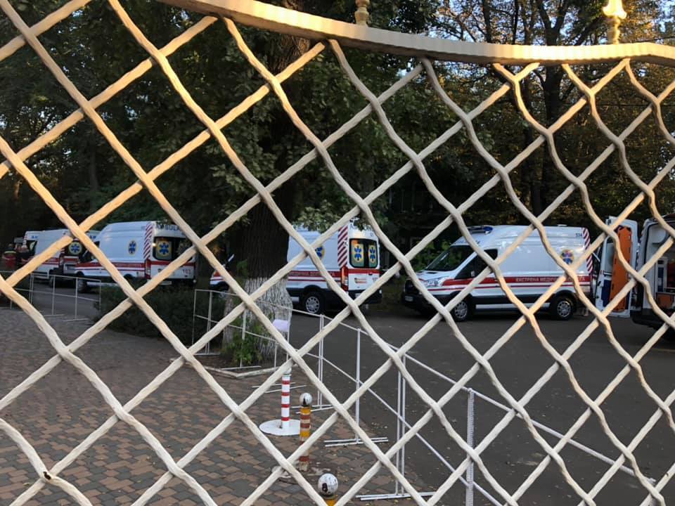 Очередь скорых под одесской городской больницей. dqxikeidqxidqeant