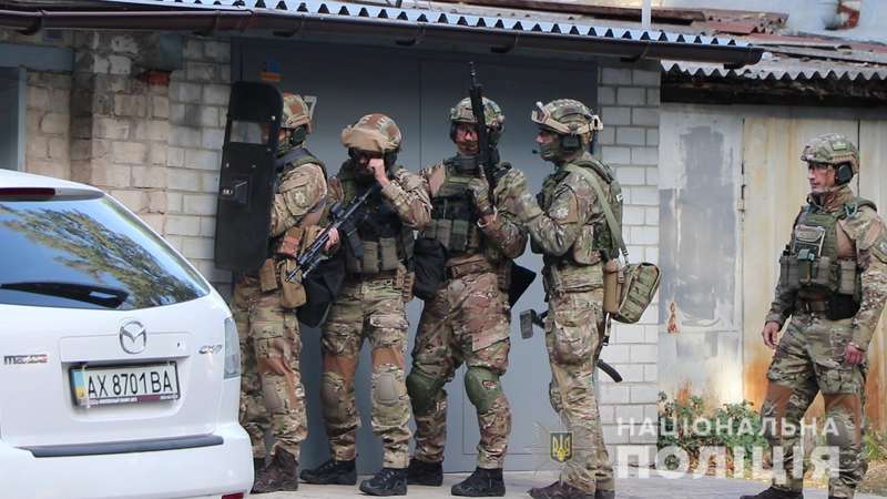 На просьбы полицейских открыть дверь гаража мужчина никак не реагировал.