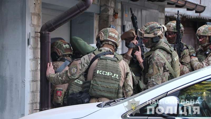 Спецназовцы проникли внутрь помещения.