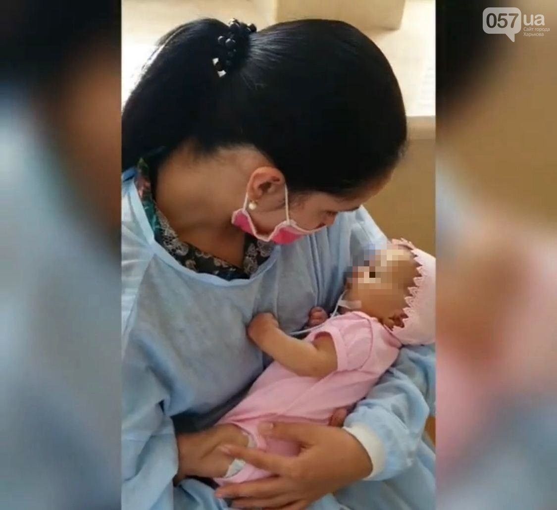 Марина Мозуль с новорожденной девочкой.