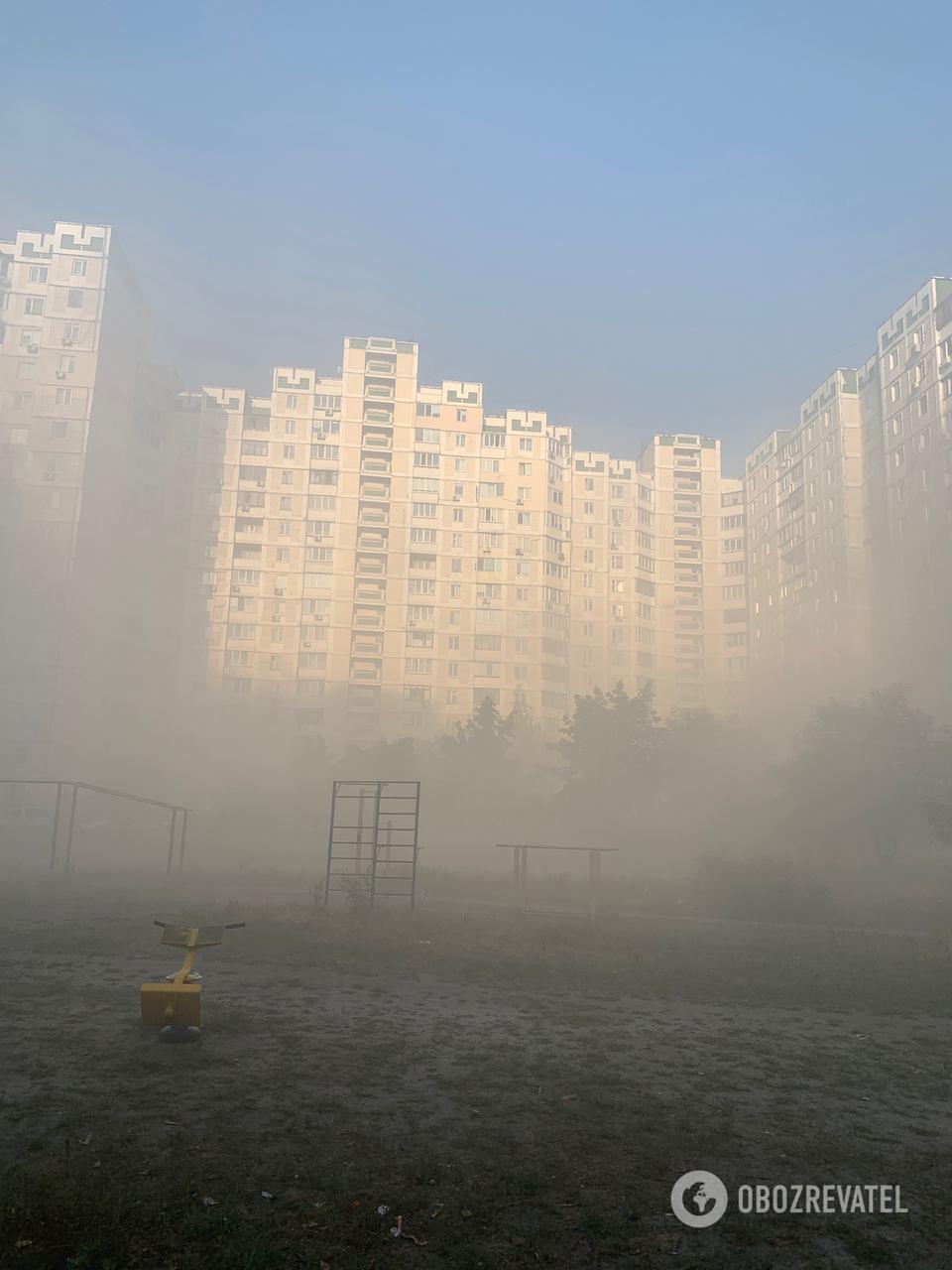 Дым и туман на Позняках в Киеве
