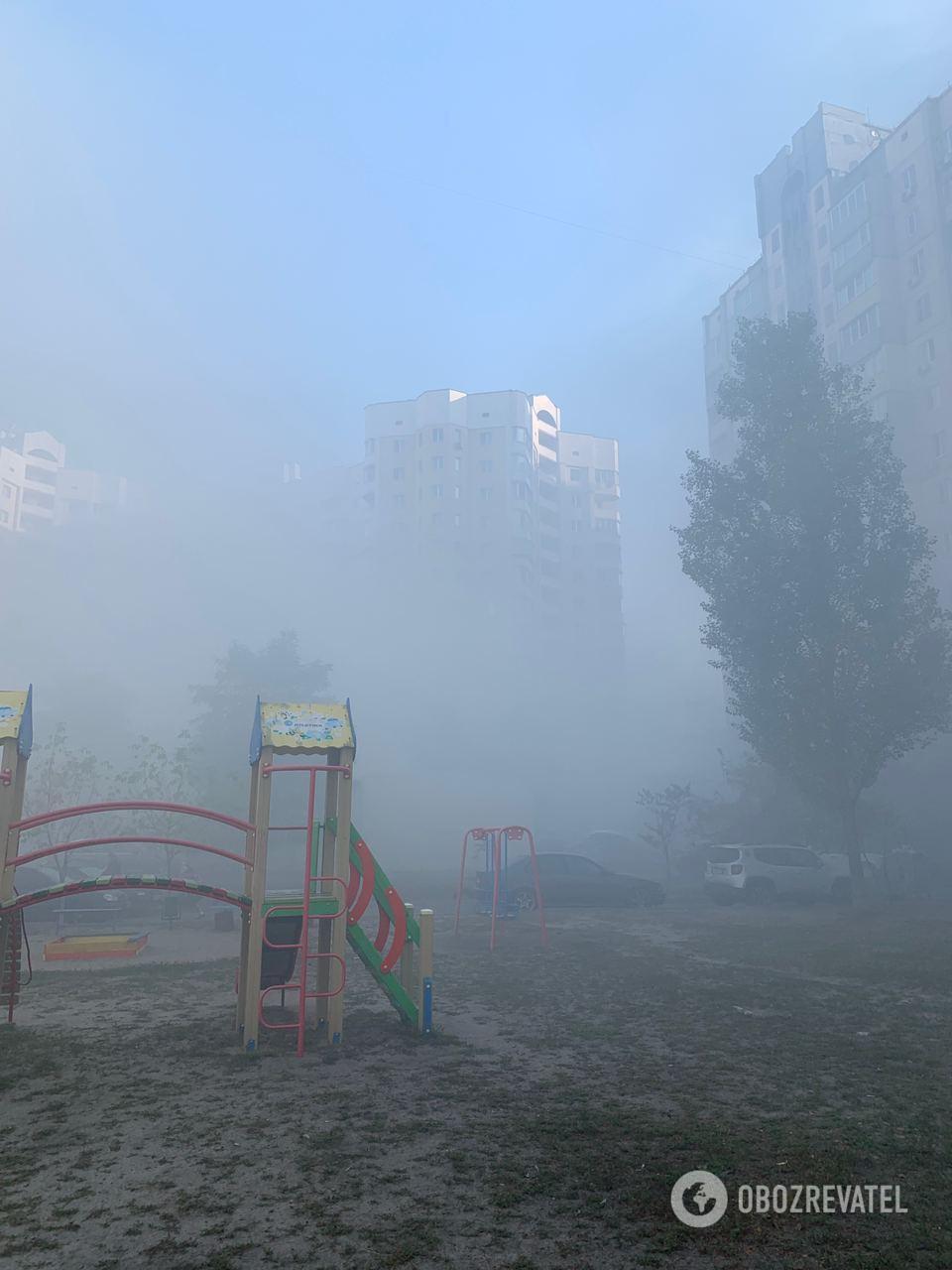 Дым и туман на Позняках в Киеве