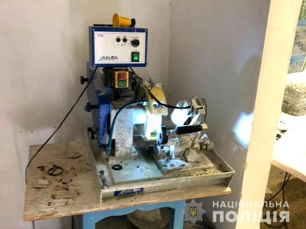 На Ровенщине иностранец организовал подпольный цех по обработке янтаря dqxikeidqxidqeant