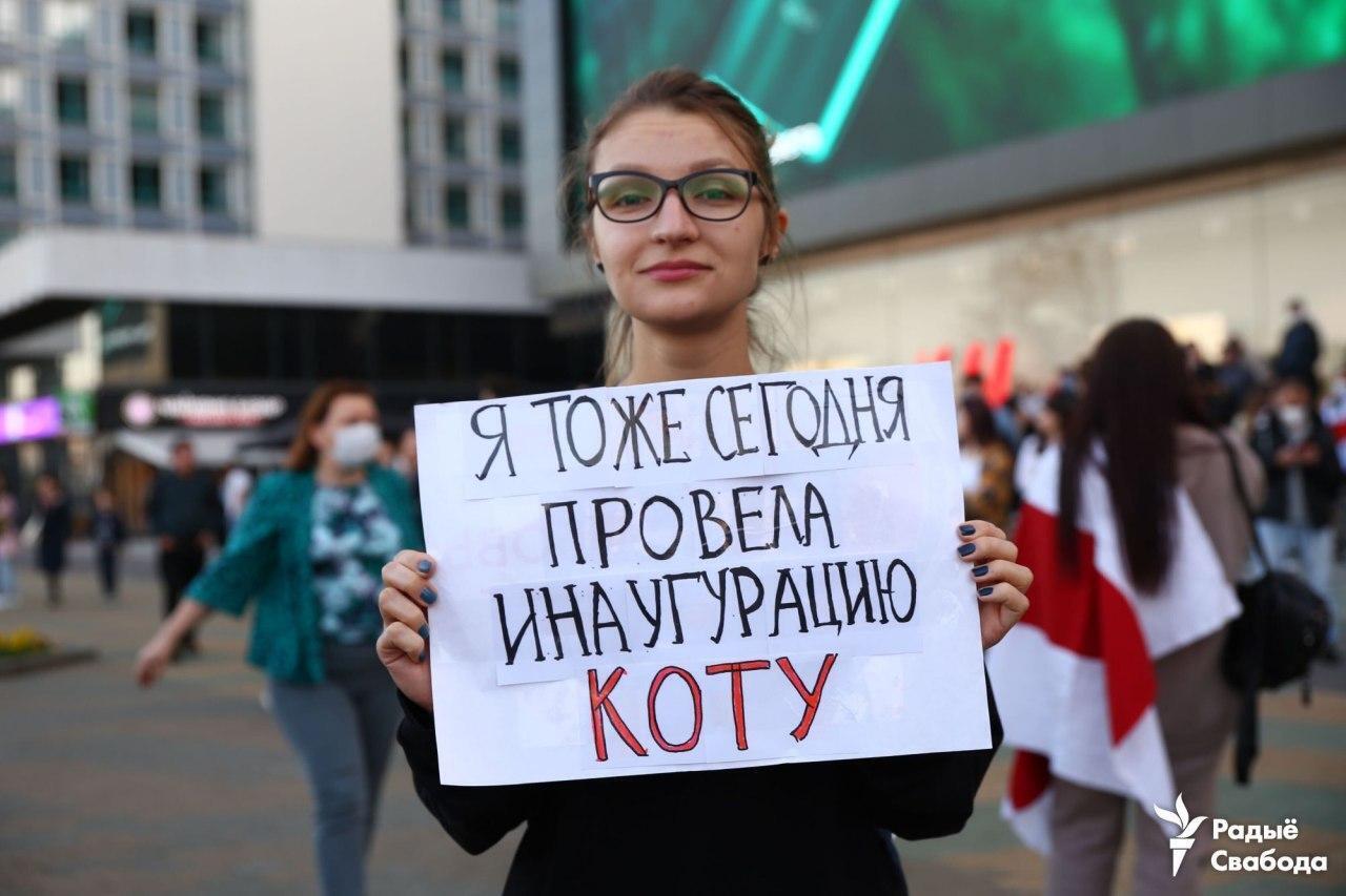 Девушка с плакатом возле ТЦ "Галлерея".