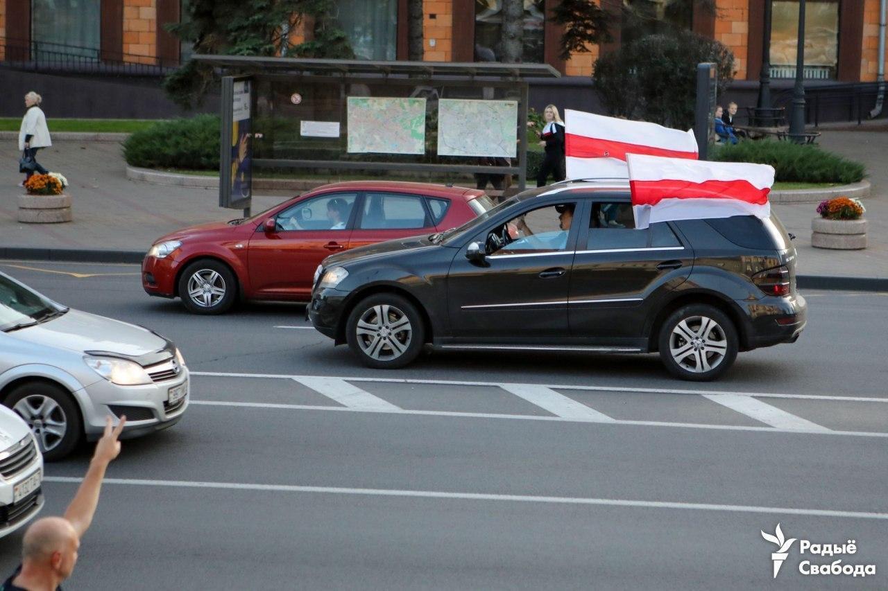 Автомобили с флагами возле площади Свободы в Минске.