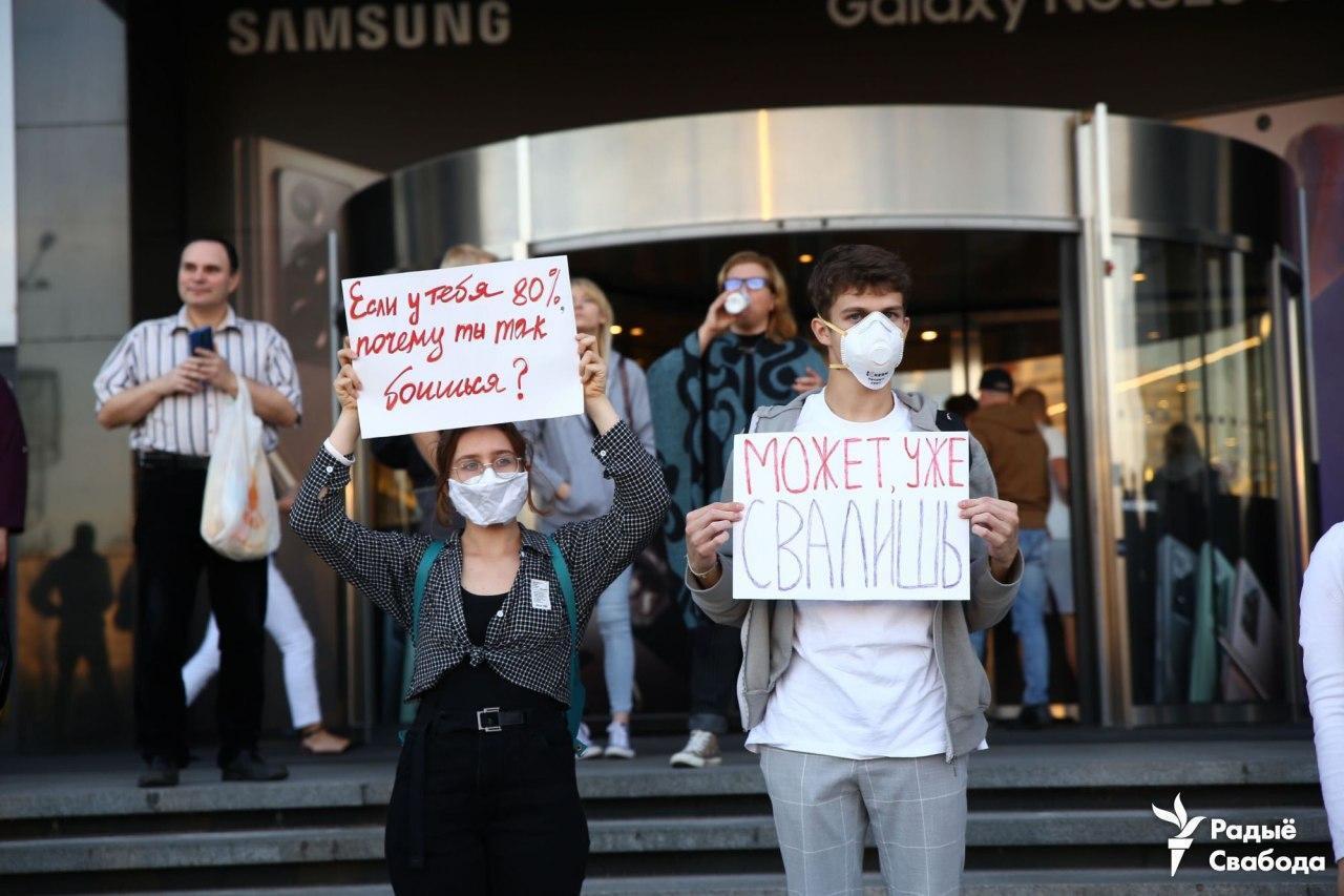 В Минске возле ТЦ "Галерея" собрались люди.
